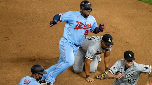 White Sox botched play v Twins 2020-09-02 (Jesse Johnson) USATSI_14870590